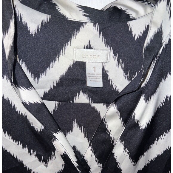 Chicos Chevron Stripe Blouse Sz 1 M Satin Button Popover Shirt Stretch Career - Picture 2 of 6